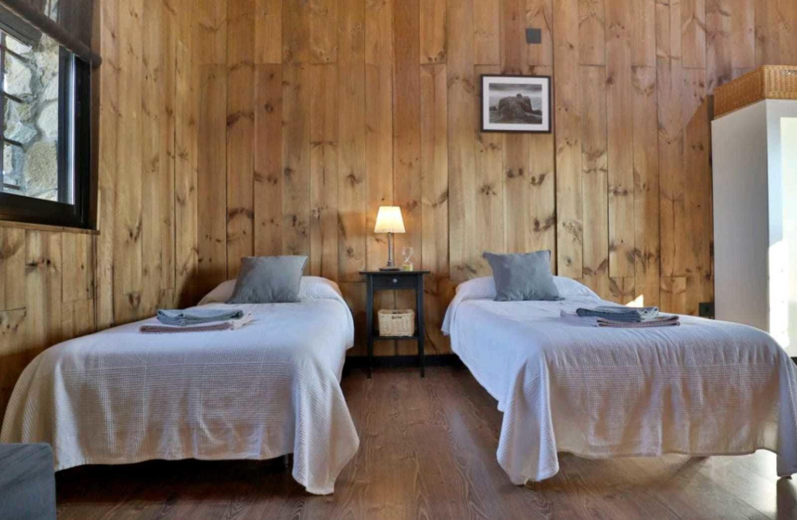 مكتب وستائر تعتيم وتجهيزات عازلة للصوت وأسرّة أطفال/رضّع (مجانًا)