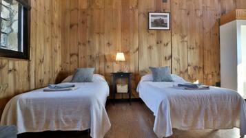 Family Room (Java II) | Desk, blackout curtains, soundproofing, free cots/infant beds