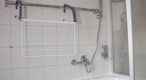 Apartment | Bathroom | Combined shower/tub, towels, shampoo