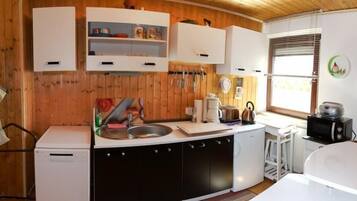 Apartment | Eigene Küche | Großer Kühlschrank, Mikrowelle, Ofen, Herdplatte