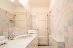 Classic Apartment, 1 Bedroom | Bathroom | Shower, rainfall showerhead, free toiletries, hair dryer
