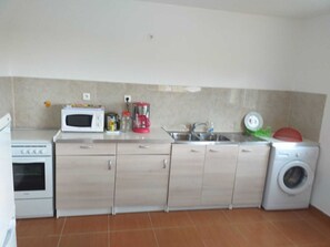 Een koelkast, een magnetron, een oven, een koffiezetapparaat/waterkoker