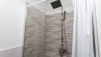 Doccia, bidet, asciugamani