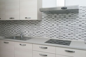 Fridge, oven, dining tables - M157 - Marcelli, brand new three-room apartment 250mt from the sea (Marcelli)