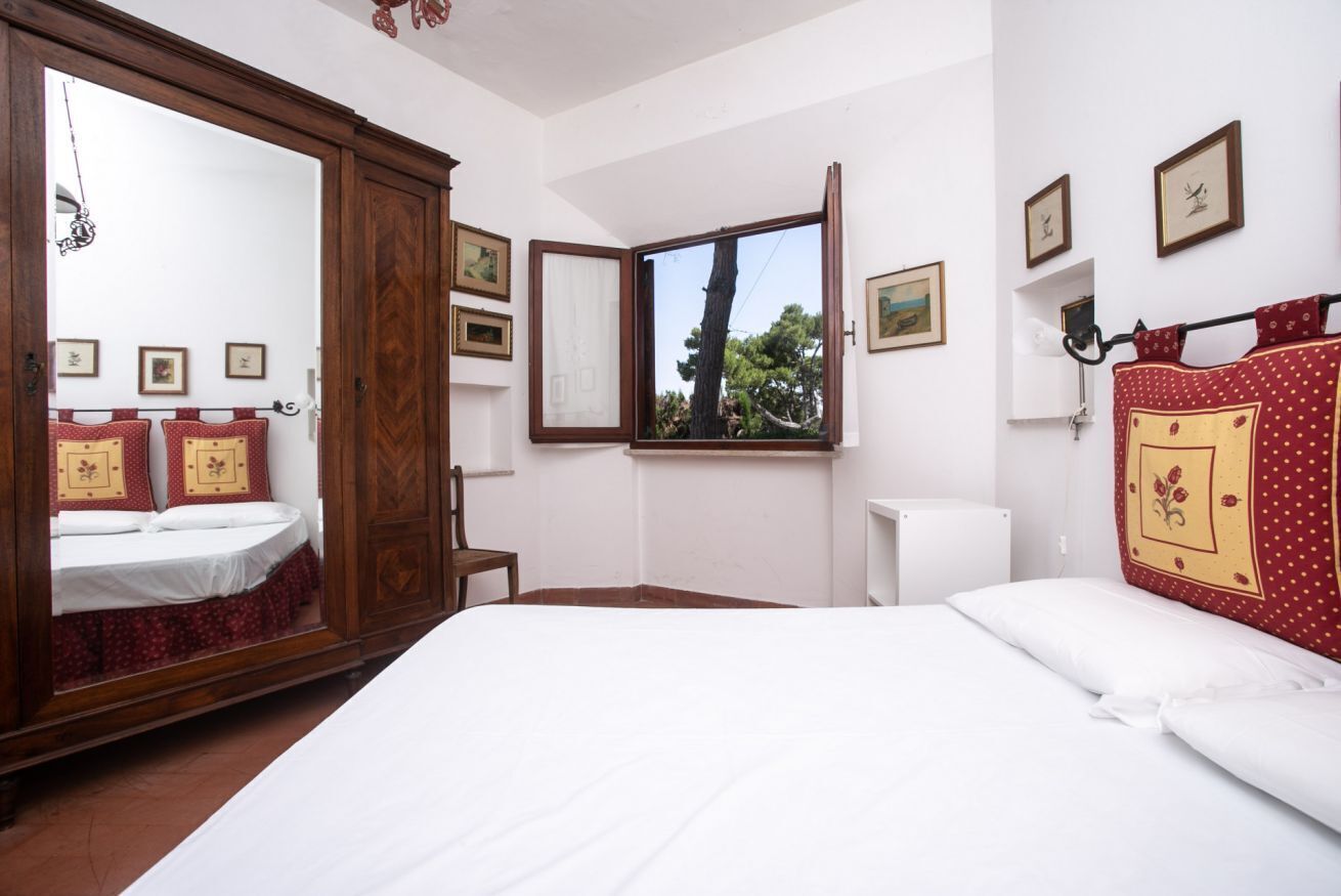 5 bedrooms, WiFi, bed sheets