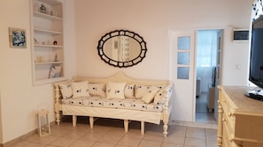 Televisio, DVD-soitin, kirjoja, stereot