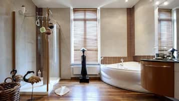 Kamar Double | Kamar mandi | Bathtub, perlengkapan mandi gratis, pengering rambut, dan jubah mandi