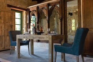 豪華套房 | 客廳 | 平面電視、壁爐