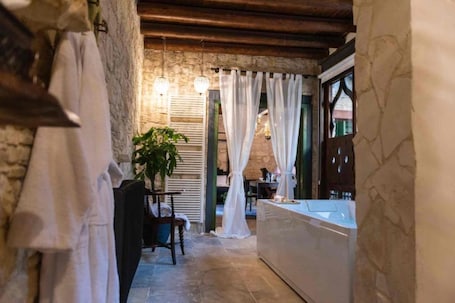 Shiraz Suite | Bathroom | Shower, free toiletries, hair dryer, bathrobes. Oinou Strata - Adults Only