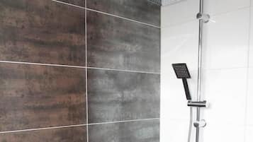 Apartment, 3 Bedrooms | Bathroom | Towels