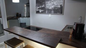 Apartment (N9) | Private kitchen | Coffee/tea maker, electric kettle