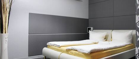 Iron/ironing board, free WiFi, bed sheets