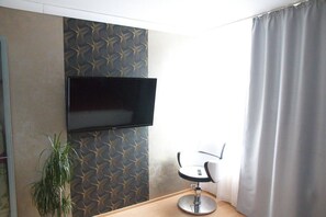 Apartment, 3 Bedrooms | Television - Apartment Caplex (Oldenburg)
