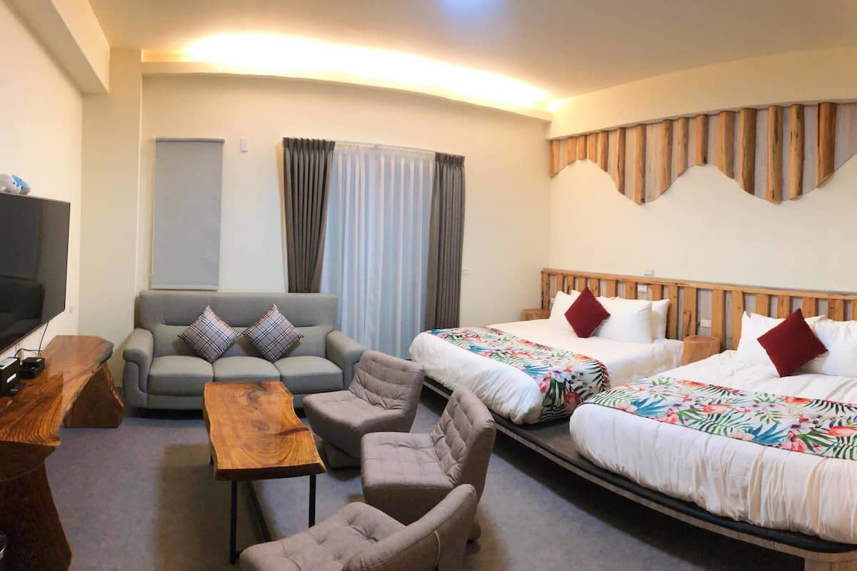 Familiekamer | Donzen dekbedden, een bureau, extra bedden, gratis wifi