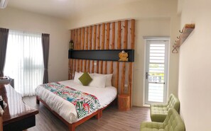 精緻雙人房 | 羽絨被、書桌、摺床/加床 (收費)、免費 Wi-Fi