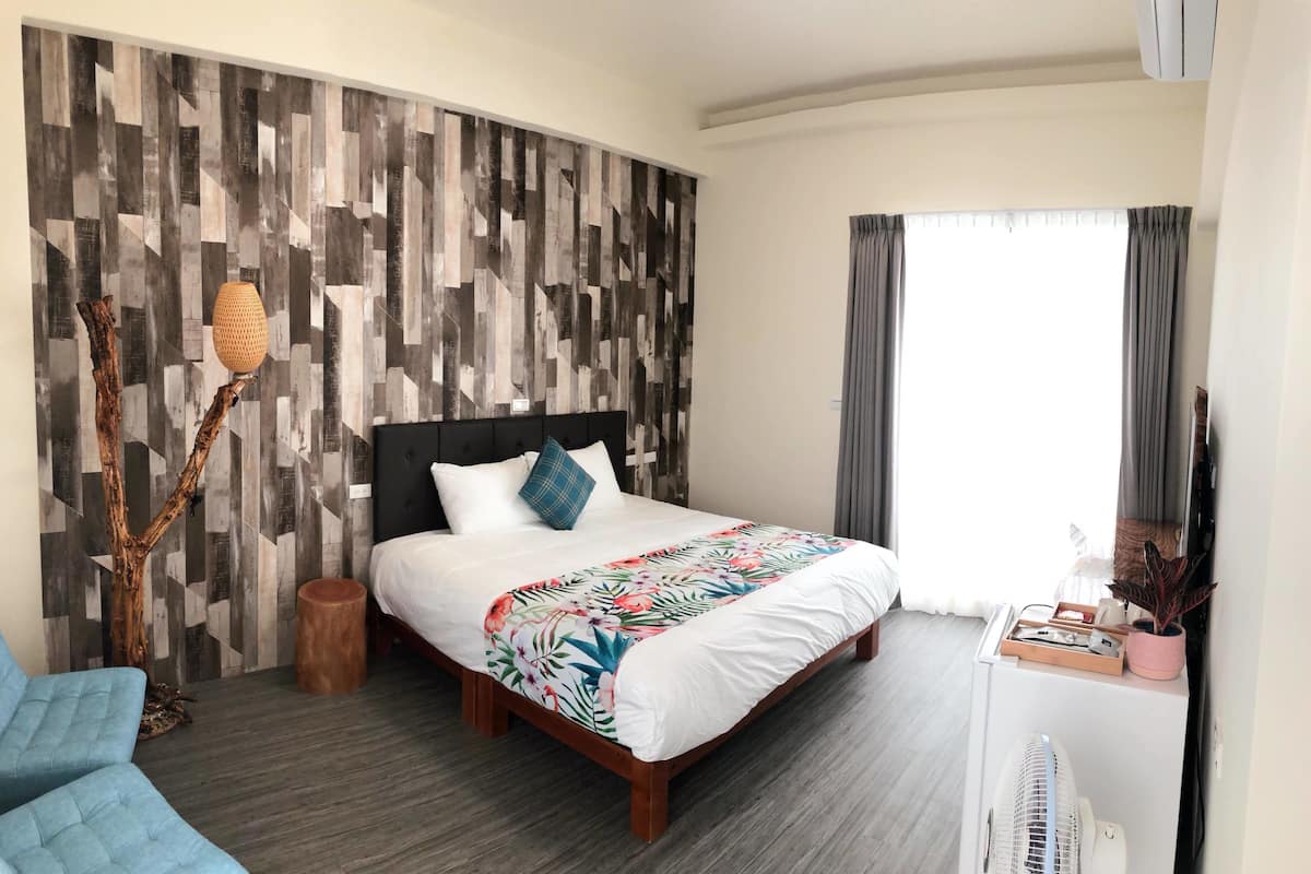 Standaard tweepersoonskamer, veranda | Donzen dekbedden, een bureau, extra bedden, gratis wifi