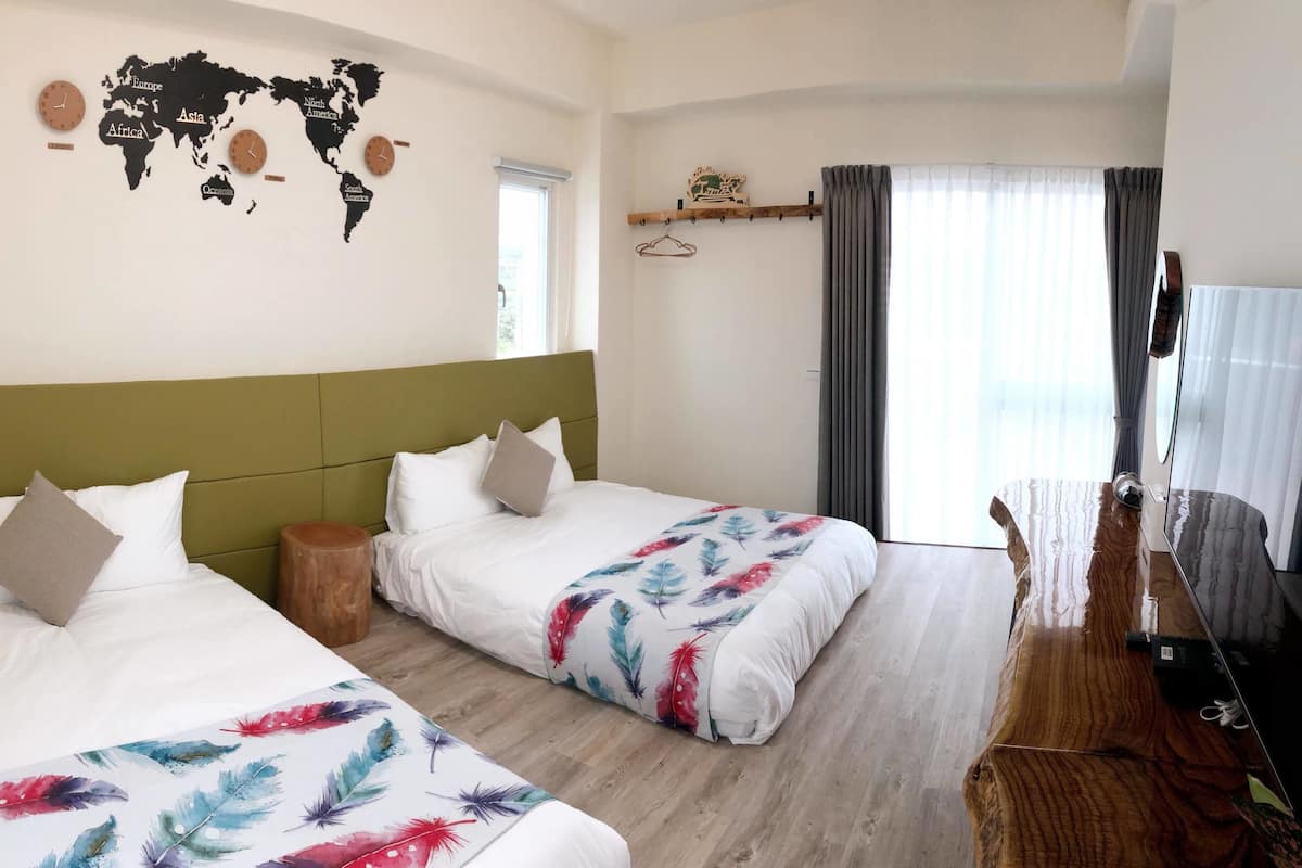 Standaard vierpersoonskamer, veranda | Donzen dekbedden, een bureau, extra bedden, gratis wifi