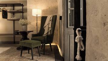 Deluxe Room, 1 King Bed, Courtyard View | Minibar, in-room safe, blackout drapes, soundproofing