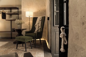 Deluxe Room, 1 King Bed, Courtyard View