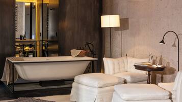 Habitació Deluxe | Bany | Dutxa, capçal de dutxa tipus cascada, barnussos i sabatilles