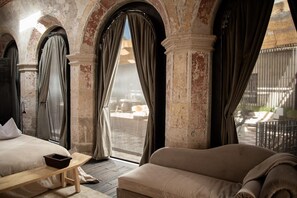 Deluxe Room, 1 King Bed, Courtyard View | Minibar, in-room safe, blackout drapes, soundproofing