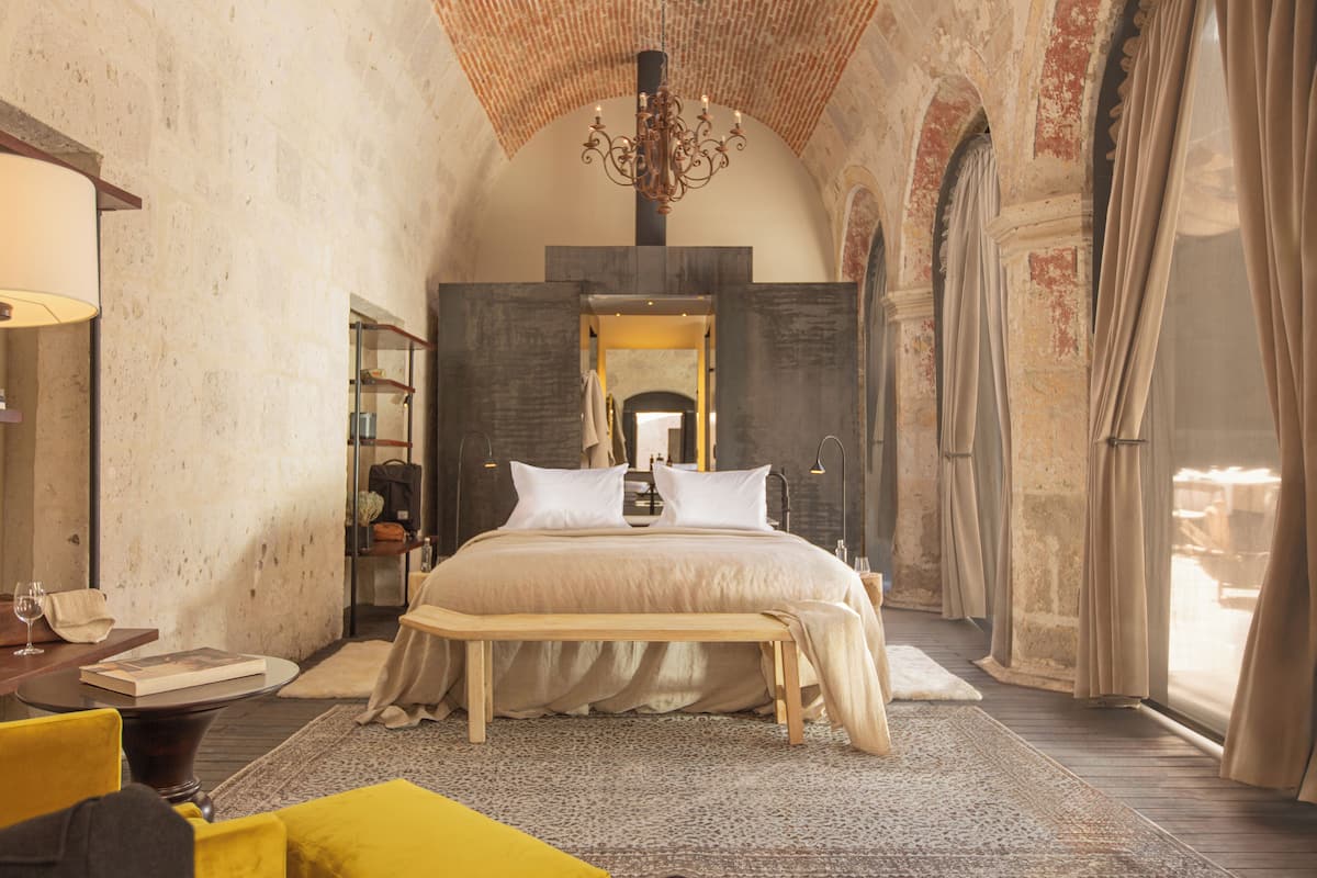 deluxe room, 1 king bed, courtyard view | minibar, in-room safe, blackout curtains, soundproofing