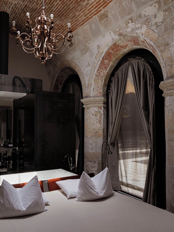 Deluxe Room, 1 King Bed, Courtyard View | Courtyard view