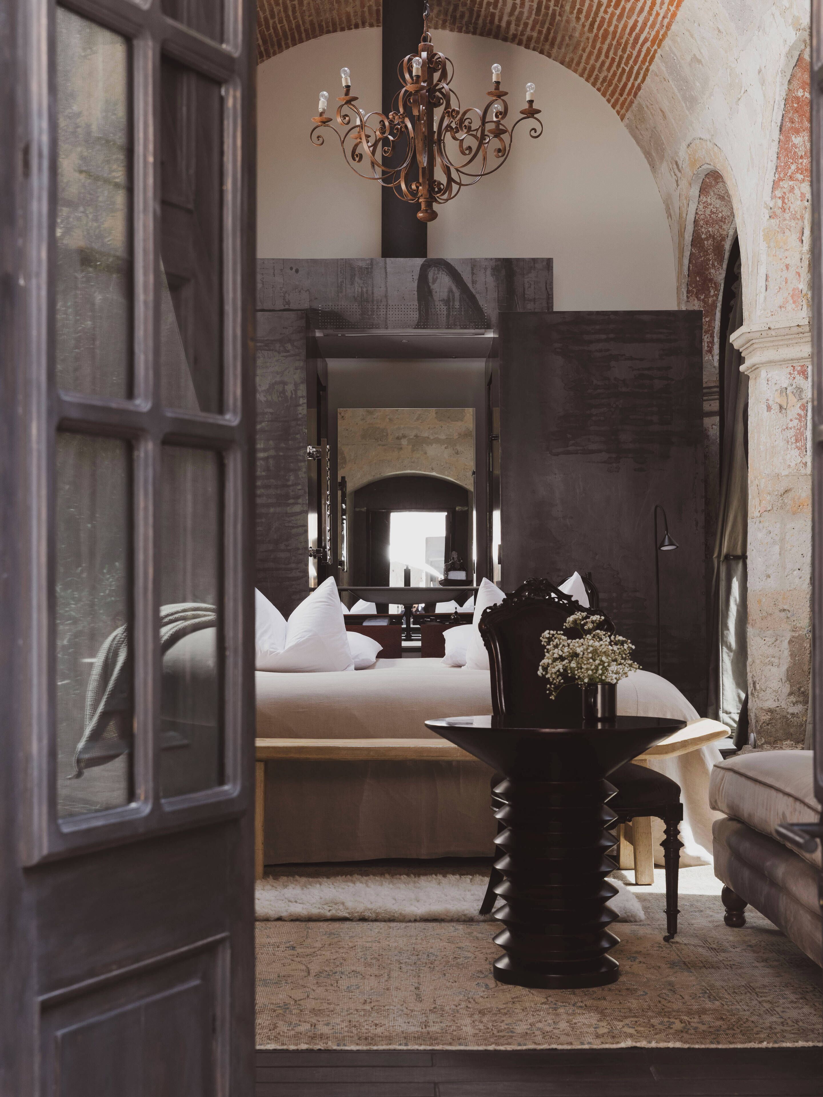 ميني بار وخزنة داخل الغرفة وستائر تعتيم وتجهيزات عازلة للصوت