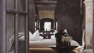 BOVEDA | Minibar, caja de seguridad en la habitación y cortinas blackout