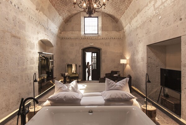 Deluxe Room, 1 King Bed, Courtyard View | Minibar, in-room safe, blackout drapes, soundproofing