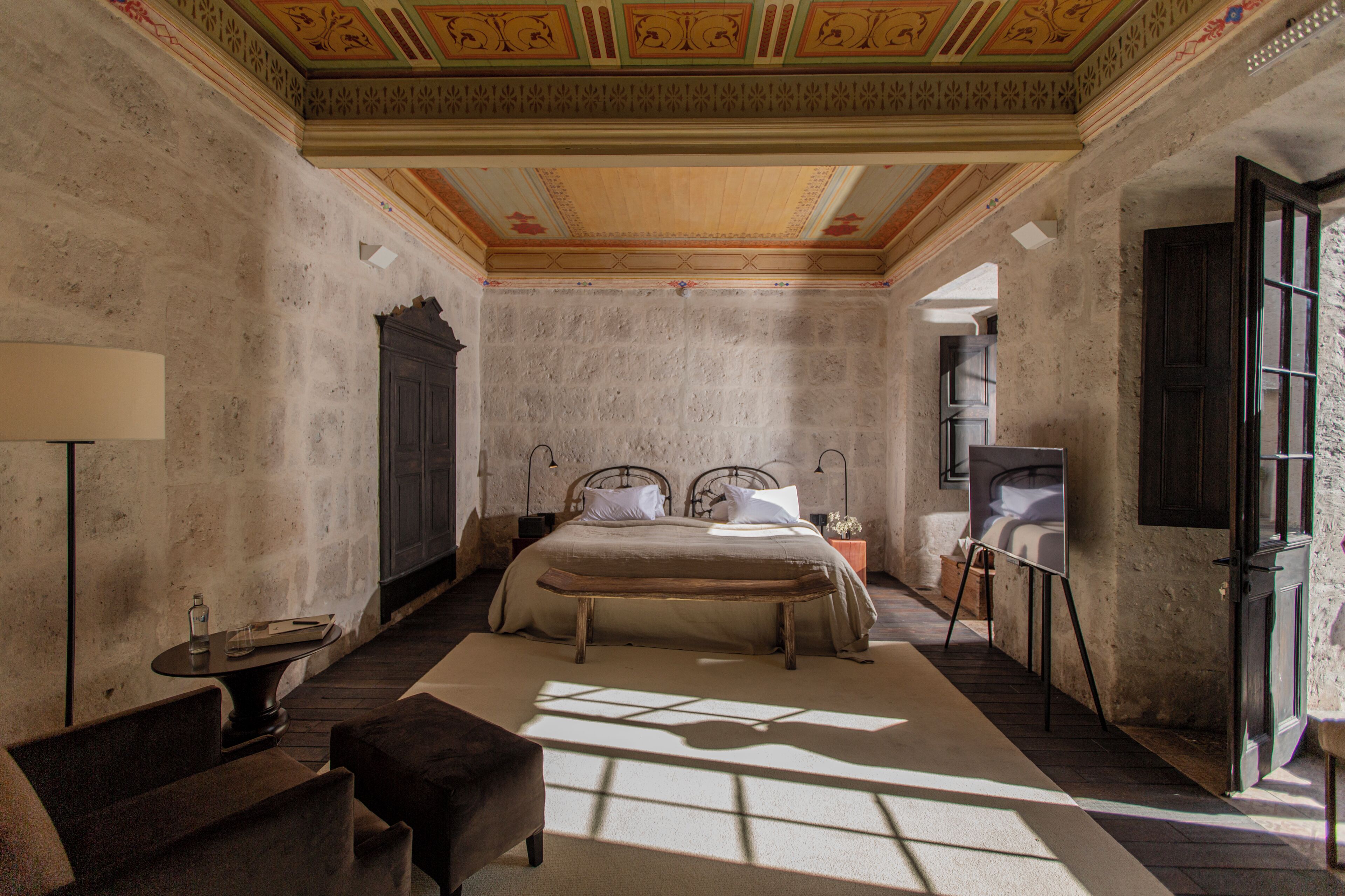 Deluxe kamer | Een minibar, een kluis op de kamer, verduisterende gordijnen