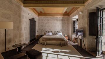 Deluxe kamer | Een minibar, een kluis op de kamer, verduisterende gordijnen