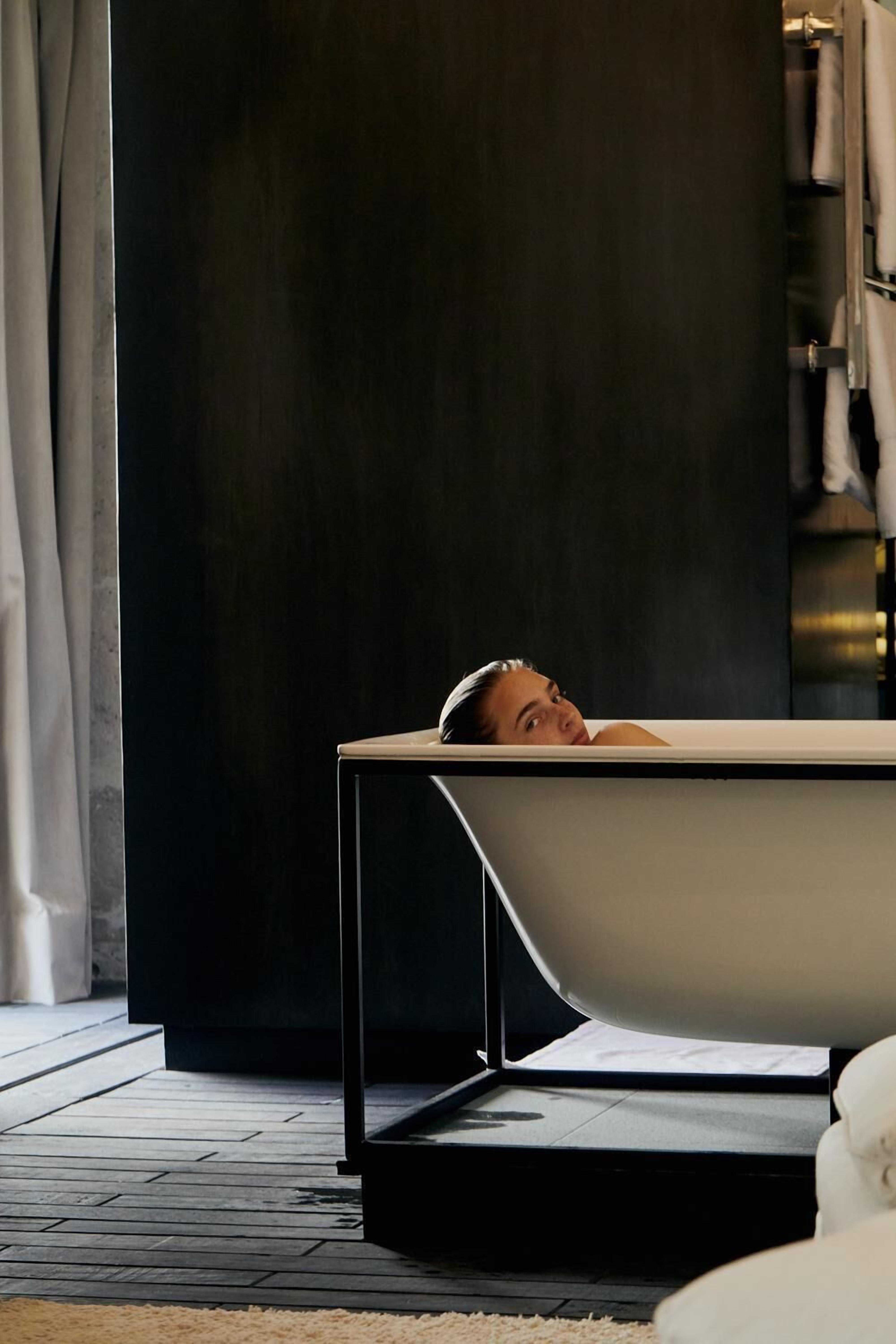 deluxe room, 1 king bed, courtyard view | minibar, in-room safe, blackout curtains, soundproofing