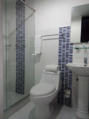 Basic Single Room | Bathroom | Shower, free toiletries, towels, soap - Hotel Santa Cecilia Cali (Cali)