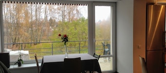 Maison avec grande terrasse dans les jardins