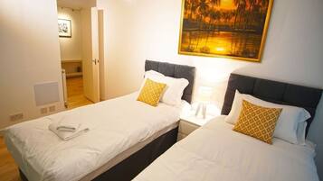 2 soveværelser, skrivebord, strygejern/strygebræt, weekendseng