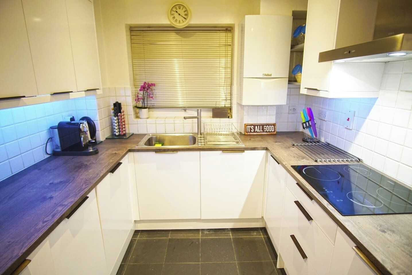 Jääkaappi, mikroaaltouuni, uuni, astianpesukone