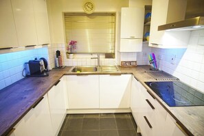 Geladeira, micro-ondas, fogão, lava-louças