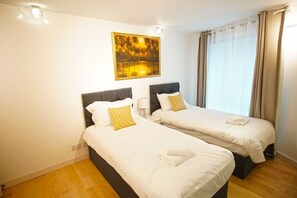 2 quartos, escrivaninha, ferros/tábuas de passar roupa, berço de viagem