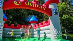 Un castillo inflable con temática de castillo y el texto 
