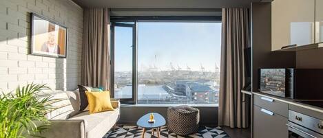 Een televisie, Netflix, tafelvoetbal en streamingdiensten