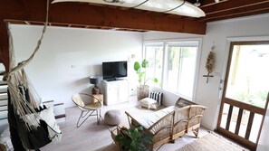 TV - The Shaka Shack  - Pacific Palms Holidays (Smiths Lake)