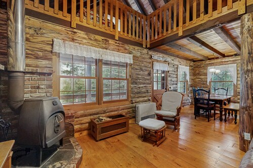 Lakefront home w/ pristine views Outdoor firepit and full kitchen