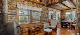 Lakefront home w/ pristine views Outdoor firepit and full kitchen