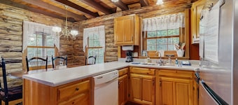 Lakefront home w/ pristine views Outdoor firepit and full kitchen