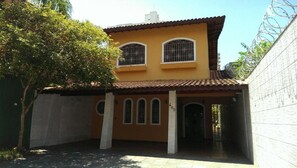 Exterior - Praia Grande - Vila Caiçara 4-bedroom house with pool and barbecue - (Praia Grande)