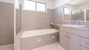 Badekar og hårføner