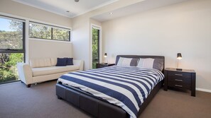 3 bedrooms, iron/ironing board, internet, bed sheets