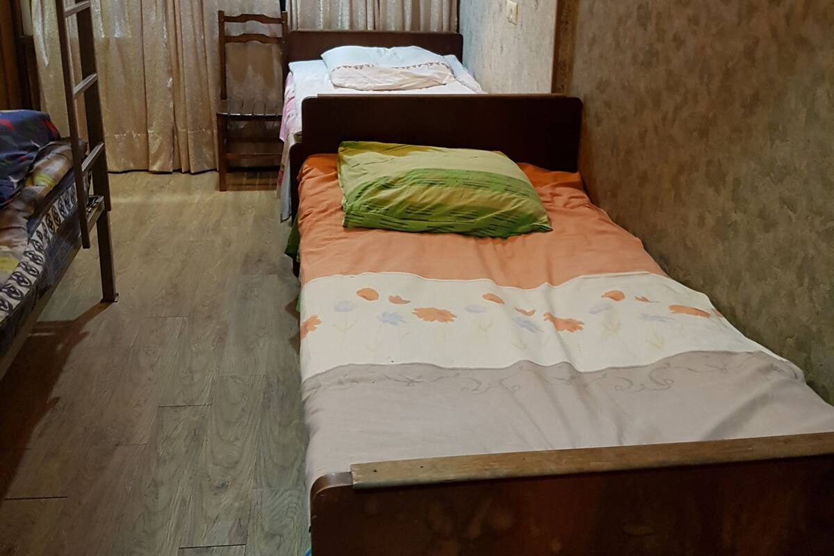 Habitació quàdruple econòmica | Espai de treball apte per a portàtils i planxa i posts de planxar