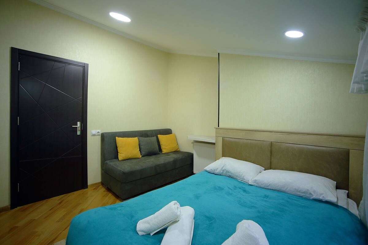 Habitació doble Comfort, vistes al pati | Espai de treball apte per a portàtils i planxa i posts de planxar